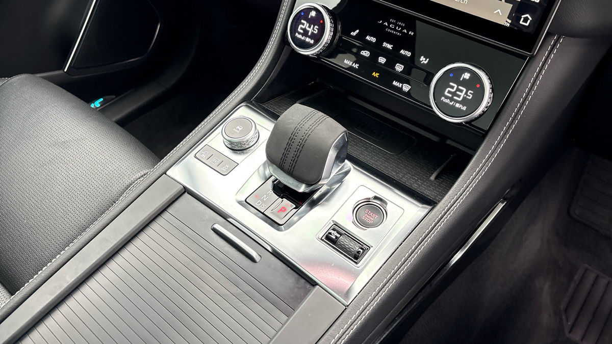 Jaguar F-PACE Image 18