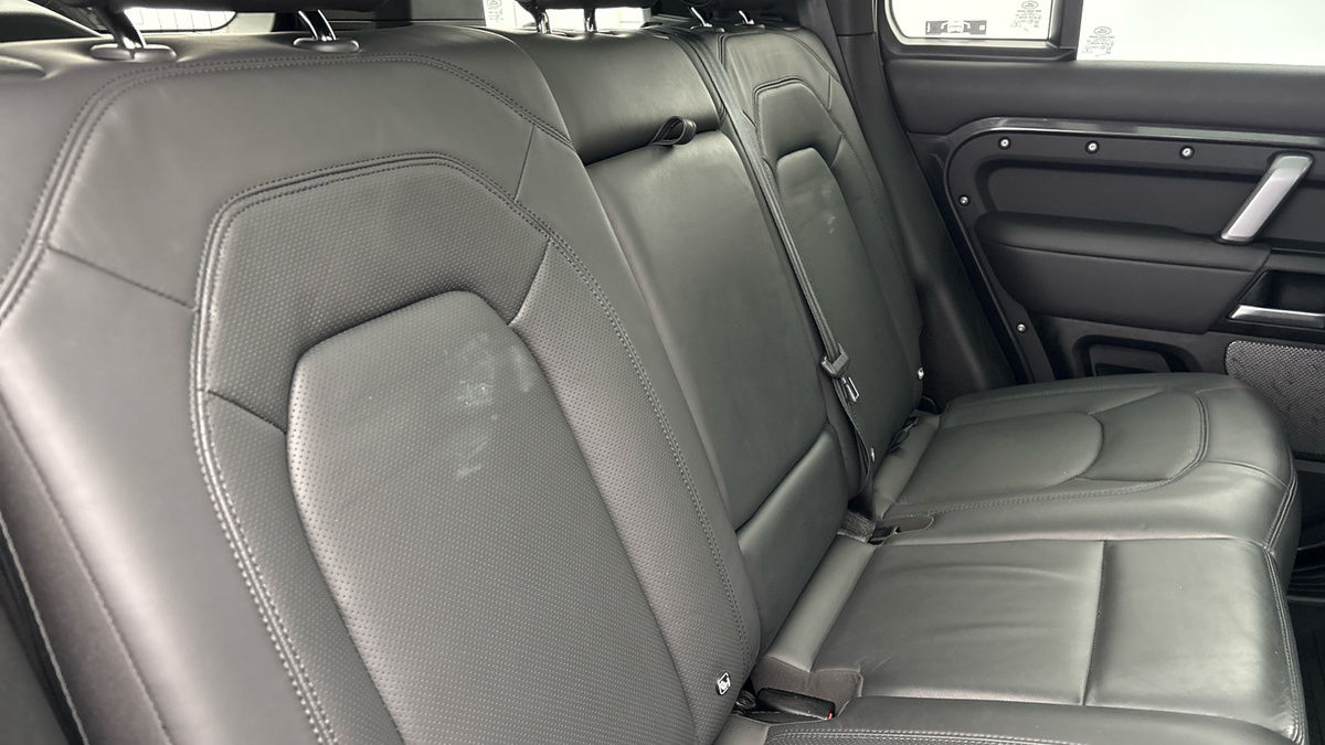 Land Rover Defender 110 Image 8