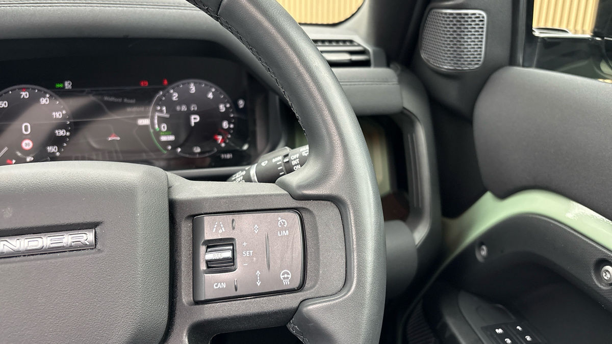 Land Rover Defender 110 Image 14