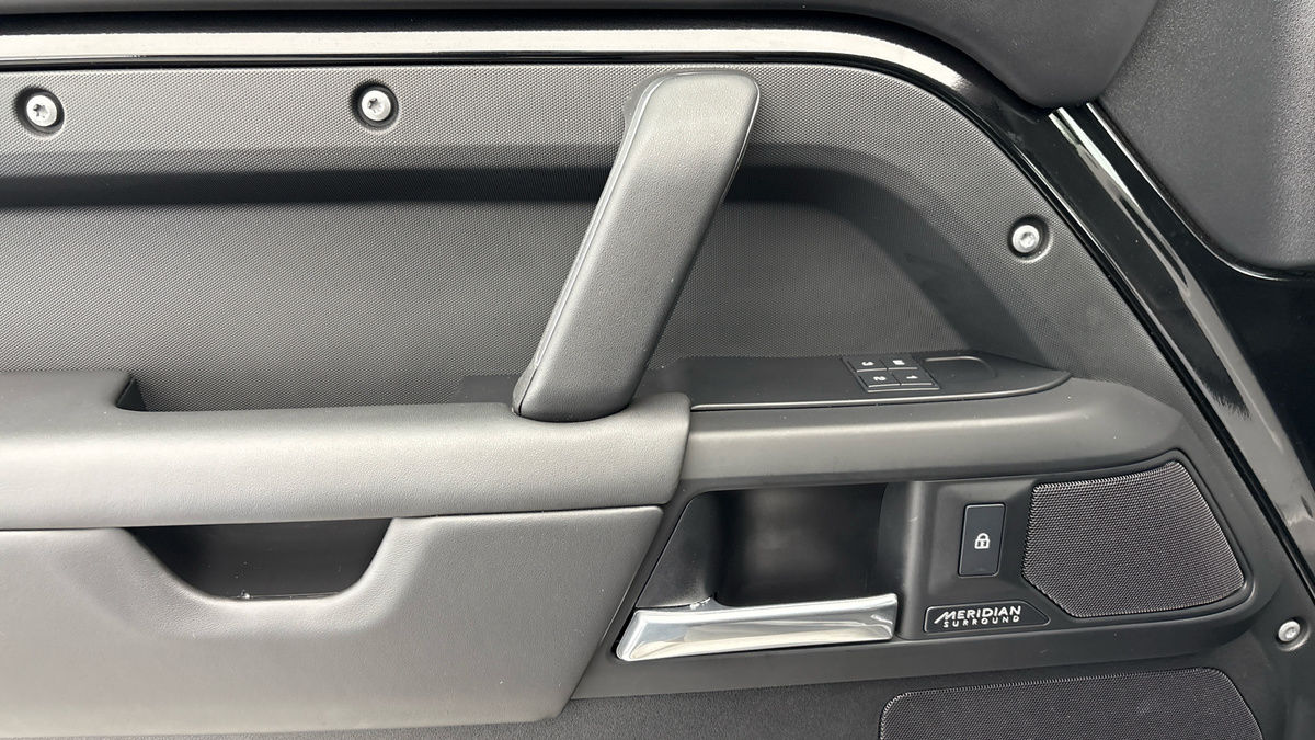 Land Rover Defender 110 Image 19