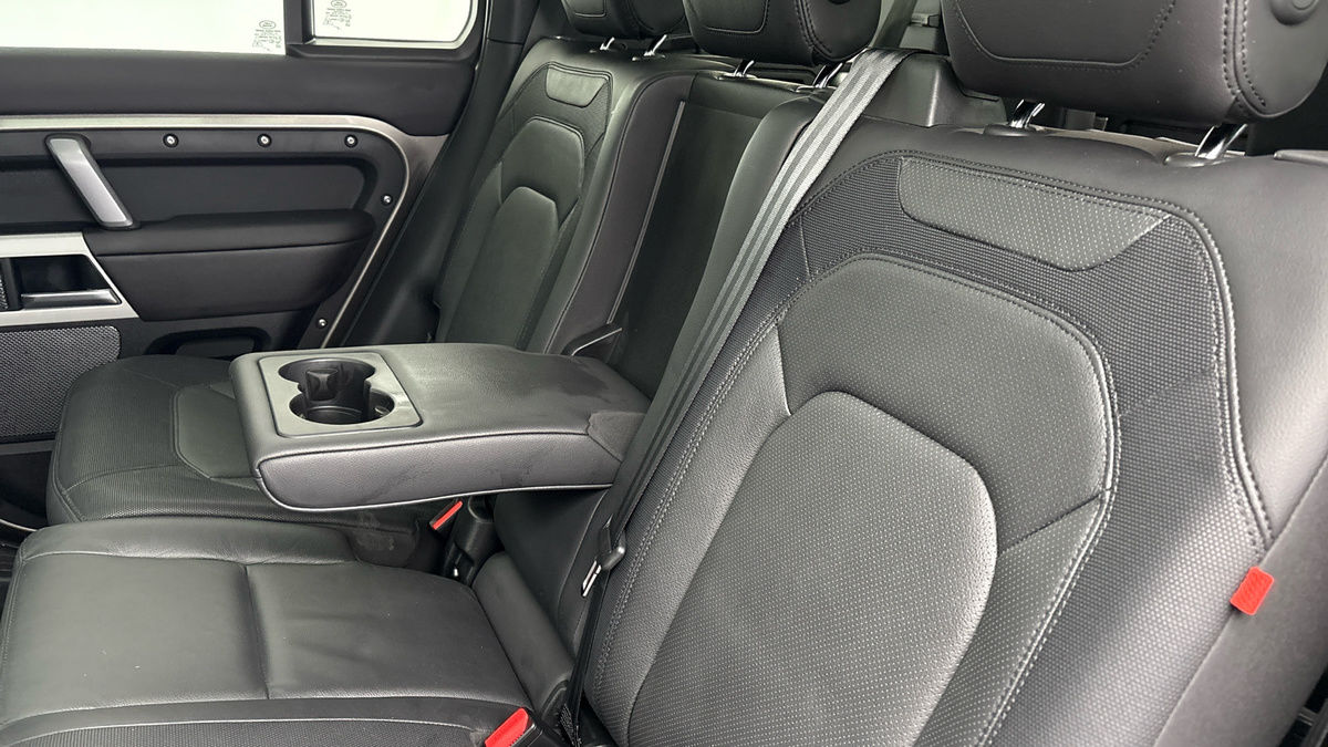 Land Rover Defender 110 Image 9