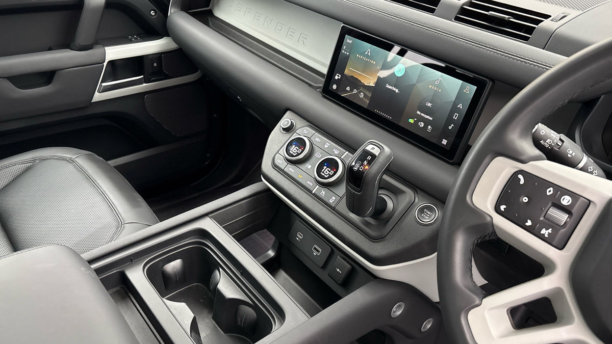 Land Rover Defender 110 Image 18