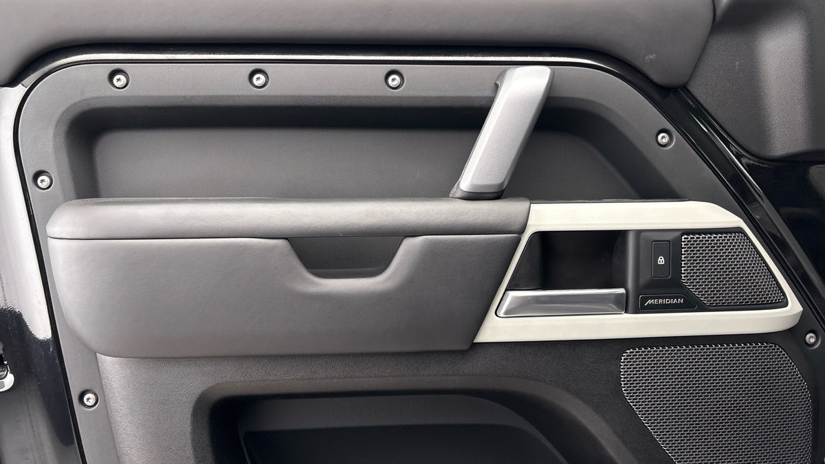 Land Rover Defender 110 Image 19