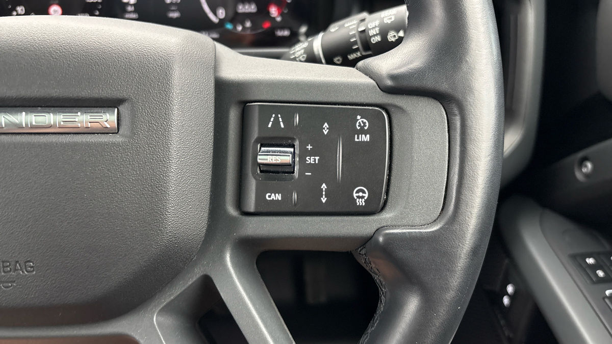 Land Rover Defender 110 Image 14