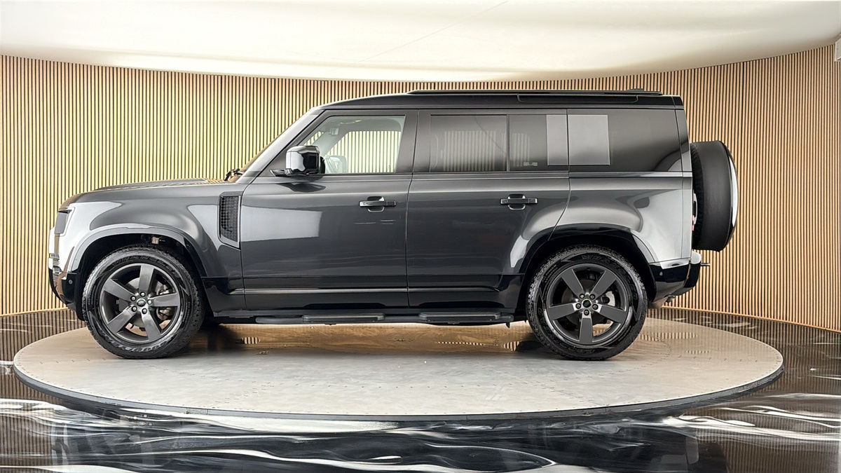 Land Rover Defender 110 Image 15