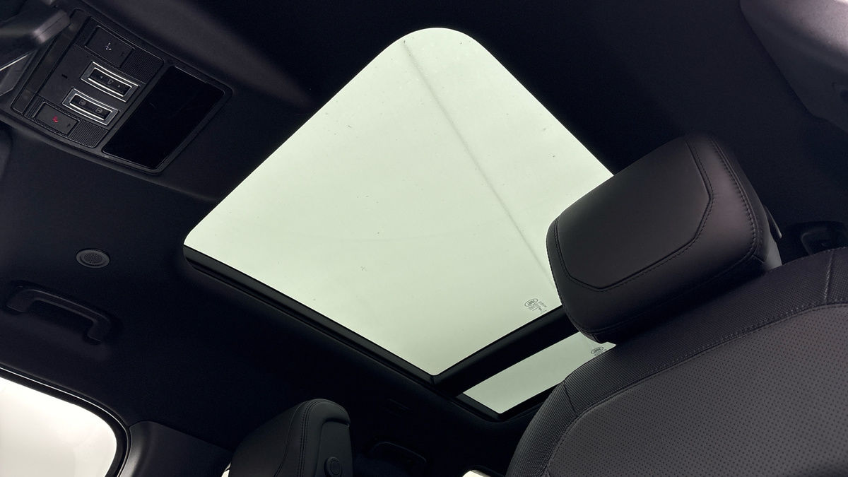 Land Rover Defender 110 Image 6