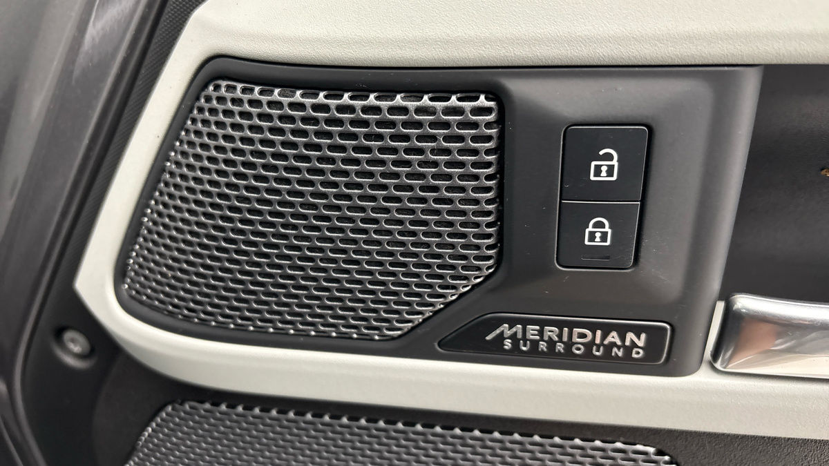 Land Rover Defender 110 Image 26