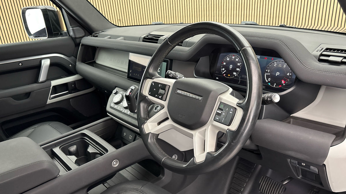 Land Rover Defender 110 Image 5