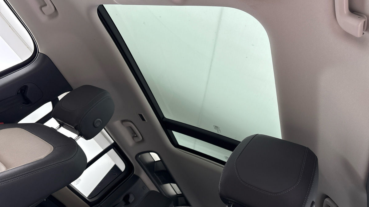 Land Rover Defender 110 Image 6