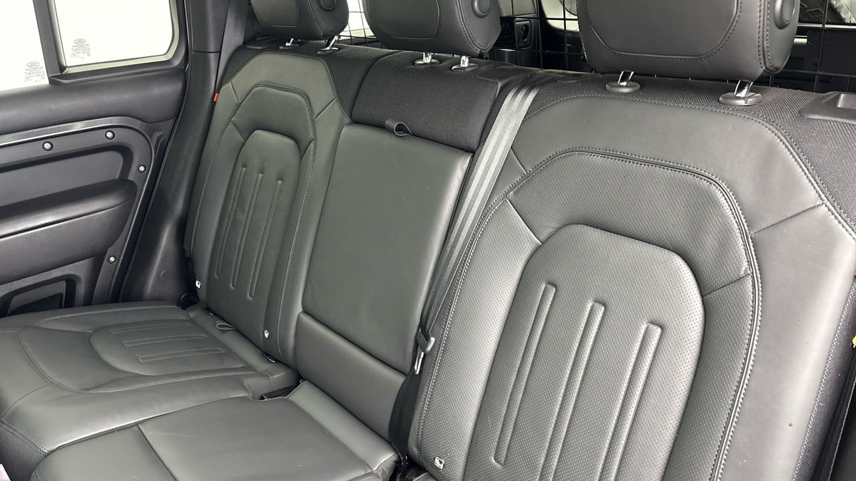 Land Rover Defender 110 Image 8