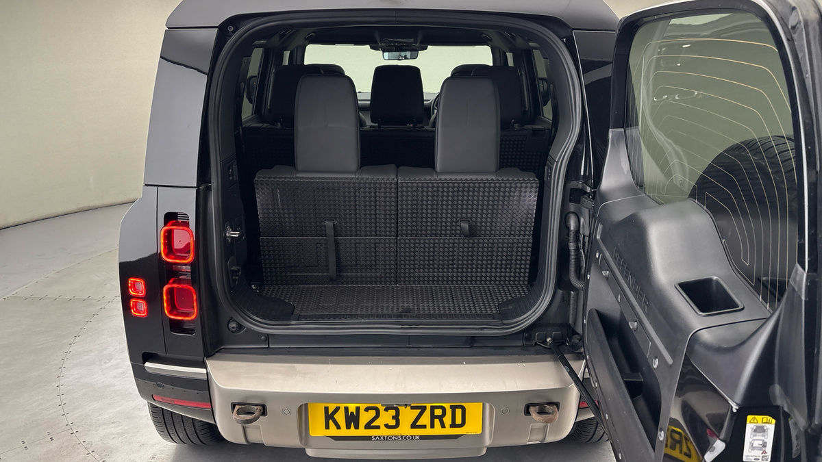 Land Rover Defender 110 Image 11