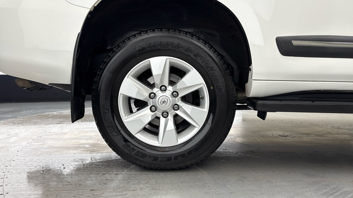 Toyota Land Cruiser Image 10