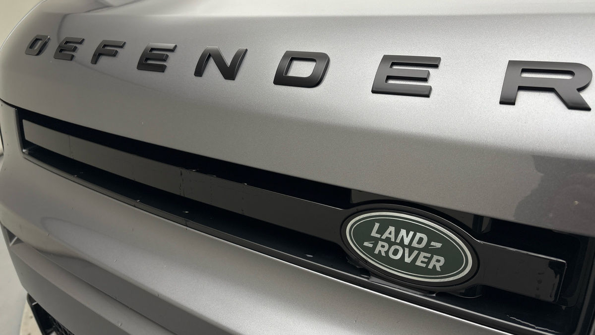 Land Rover Defender 110 Image 24