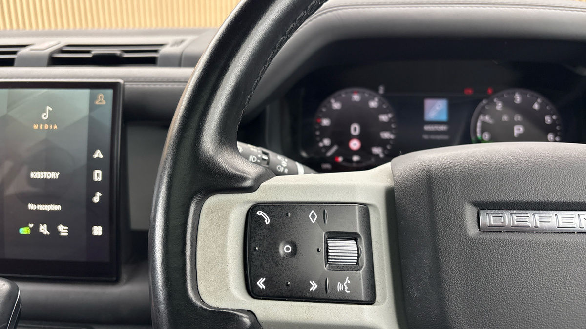 Land Rover Defender 110 Image 13