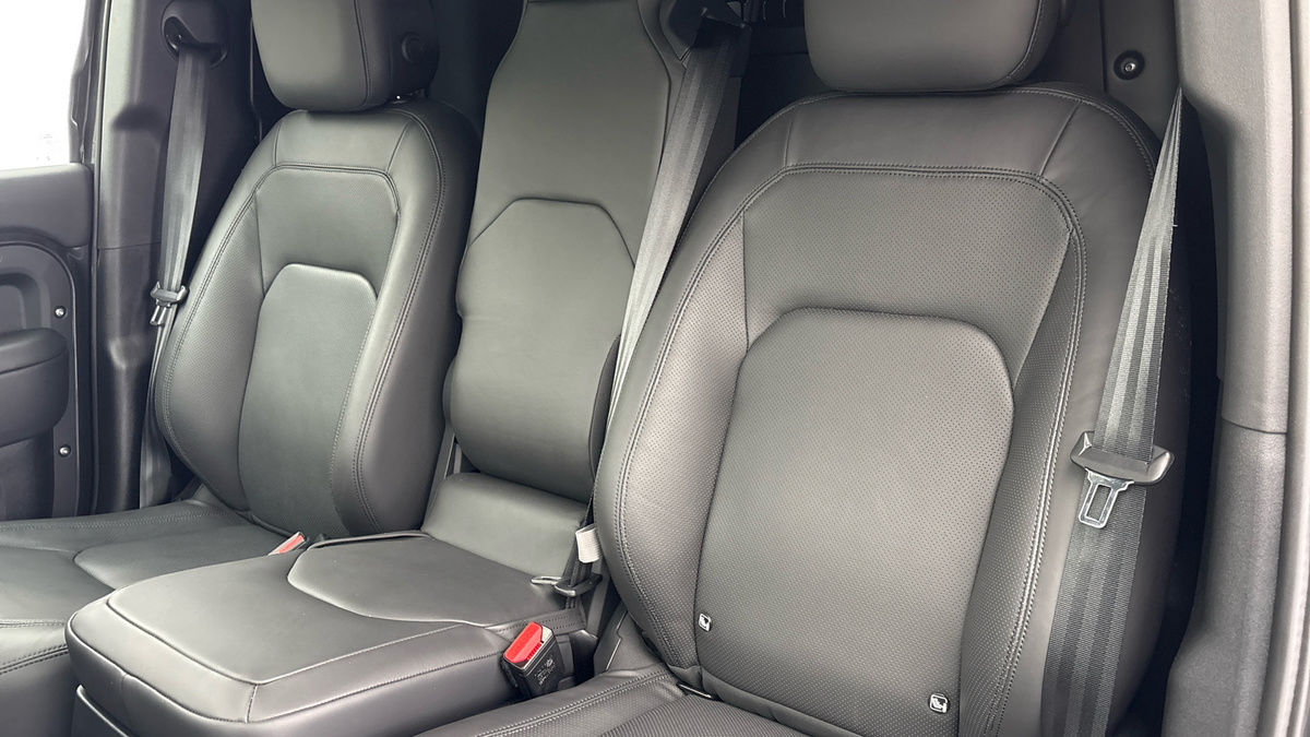 Land Rover Defender 110 Image 7