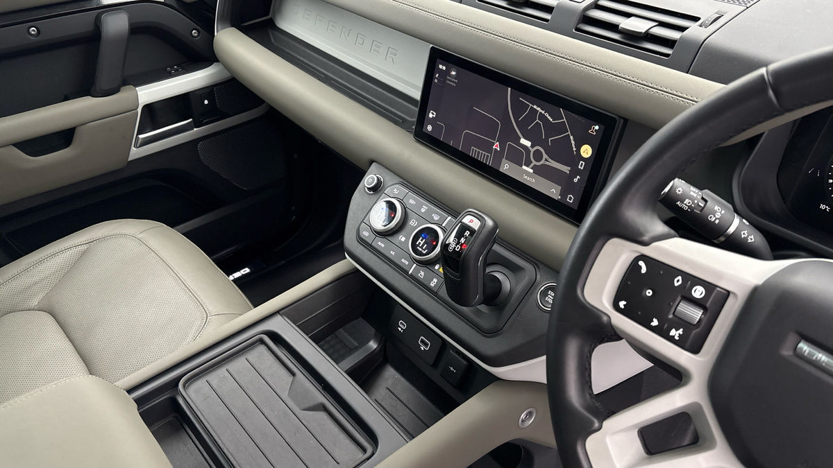 Land Rover Defender 110 Image 18