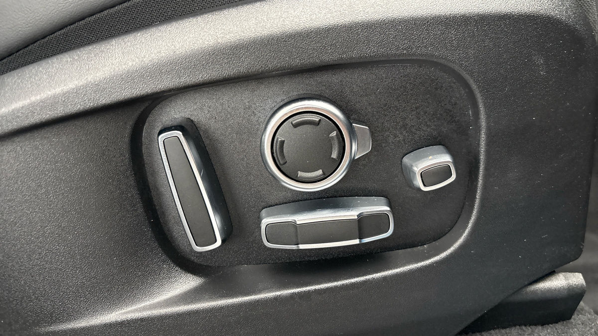 Jaguar F-PACE Image 27