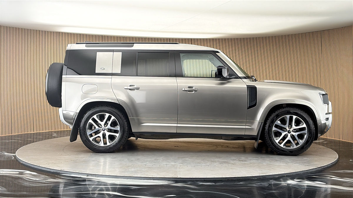 Land Rover Defender 110 Image 16