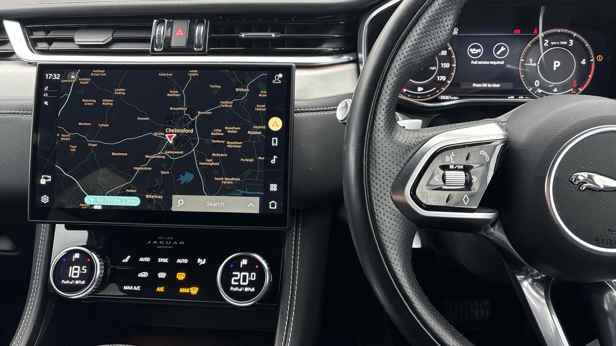 Jaguar F-PACE Image 13