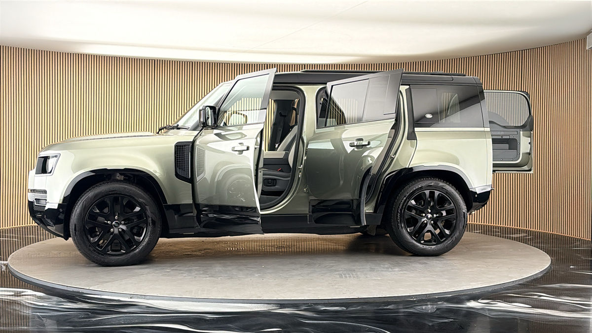 More views of Land Rover Defender 110