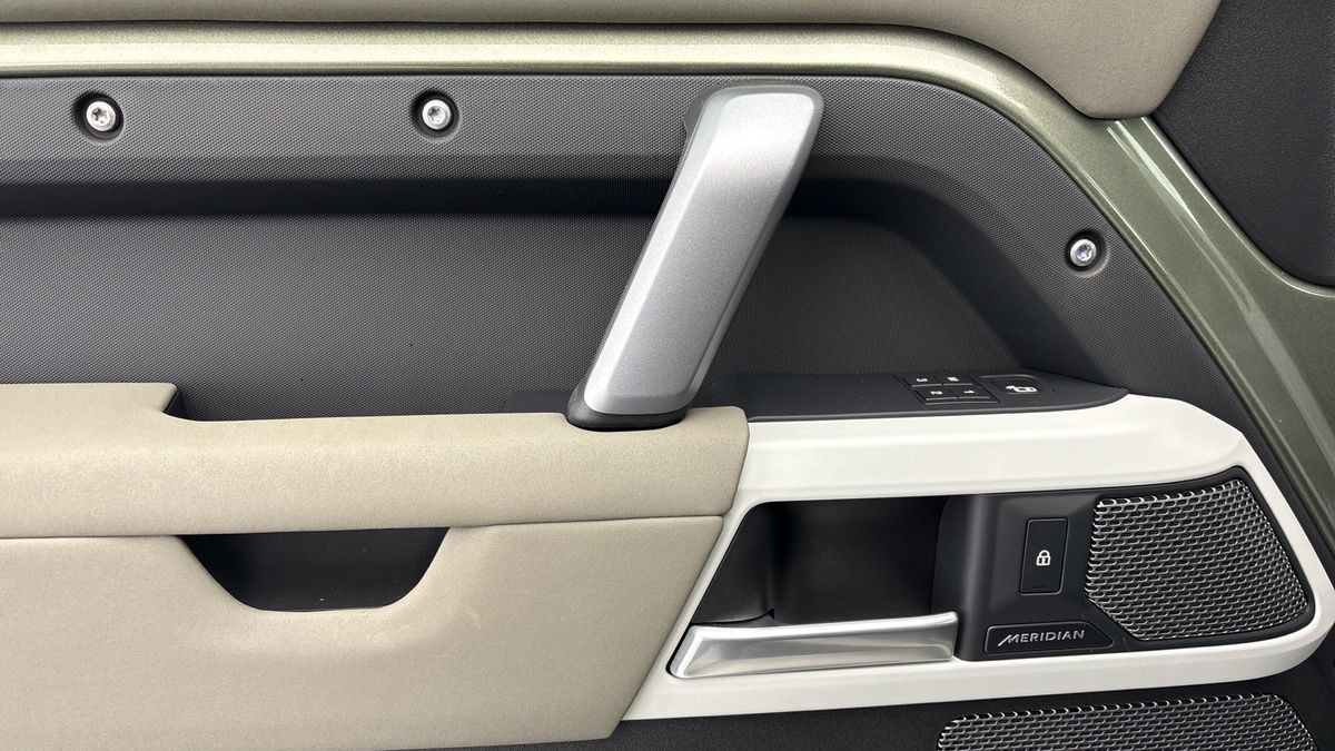 Land Rover Defender 110 Image 19