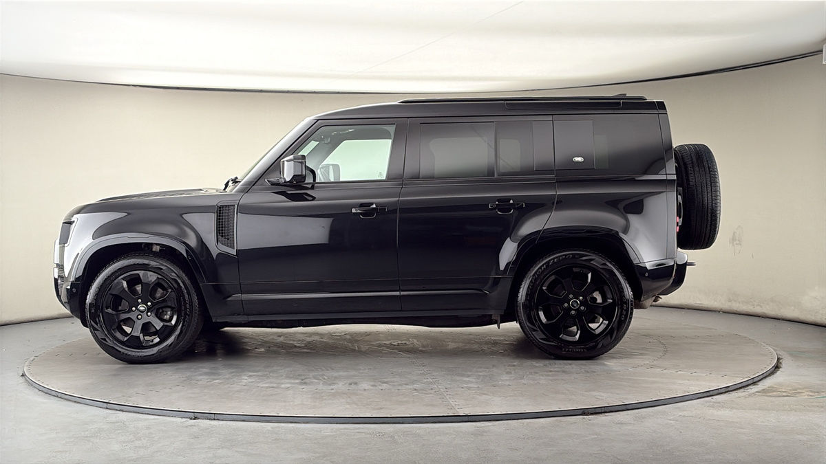 Land Rover Defender 110 Image 15
