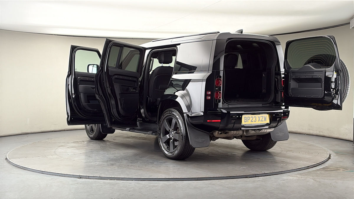 Land Rover Defender 110 Image 23