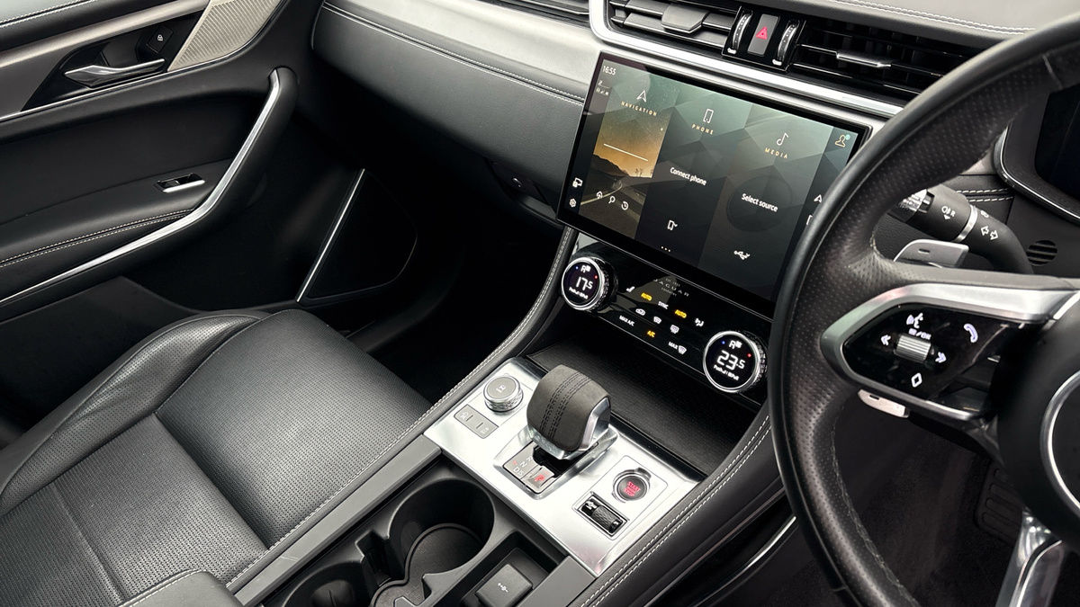 Jaguar F-PACE Image 18