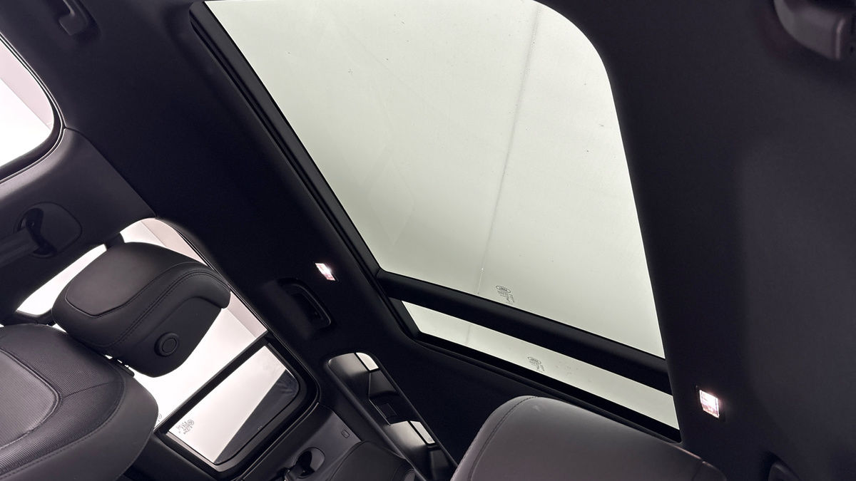 Land Rover Defender 110 Image 6