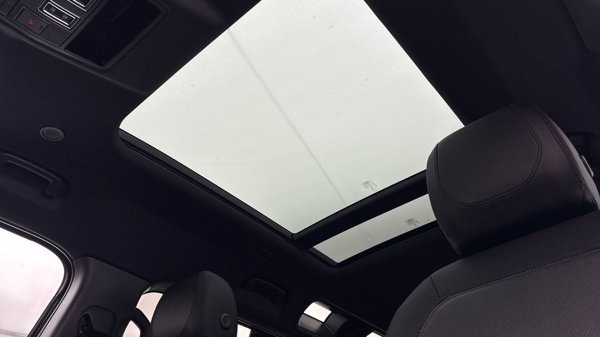 Land Rover Defender 110 Image 6