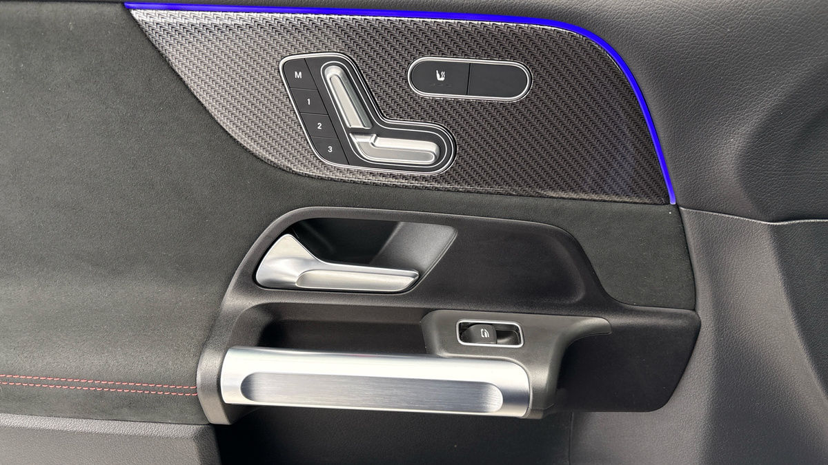 Mercedes-Benz GLB Image 19