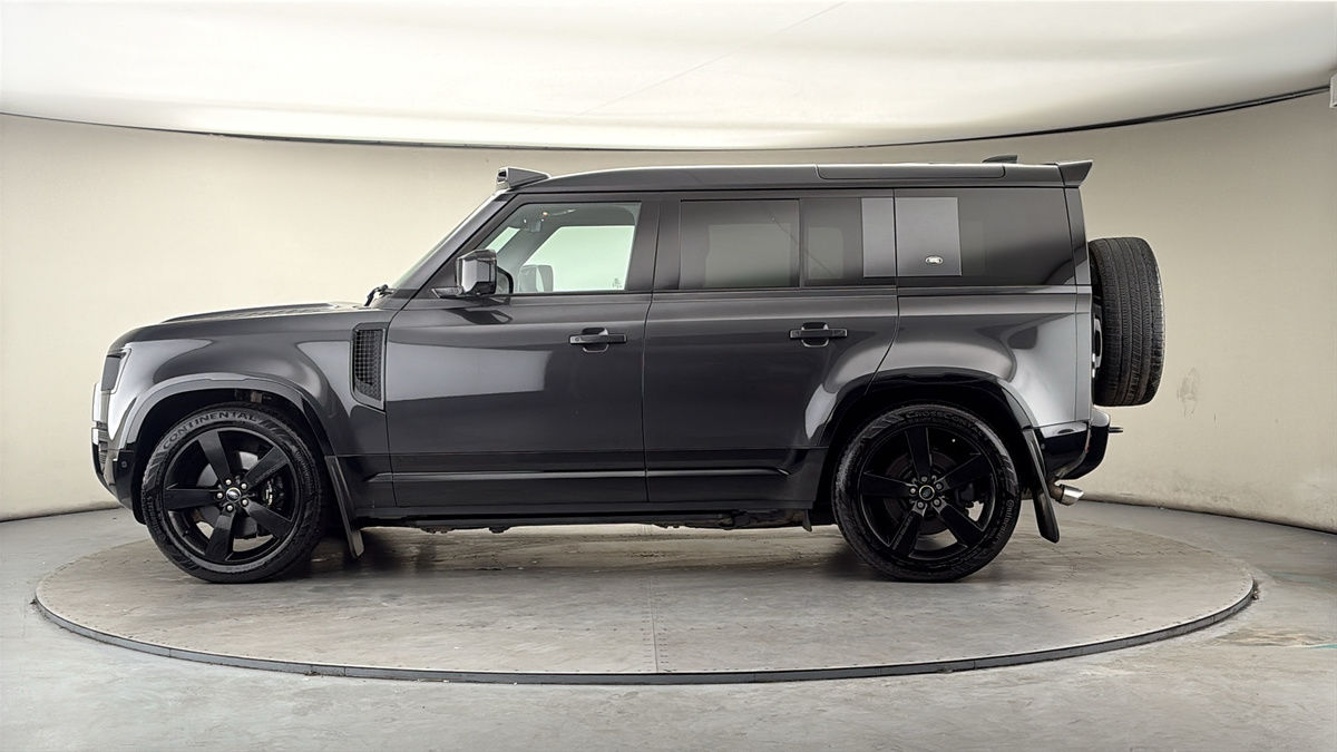 Land Rover Defender 110 Image 29