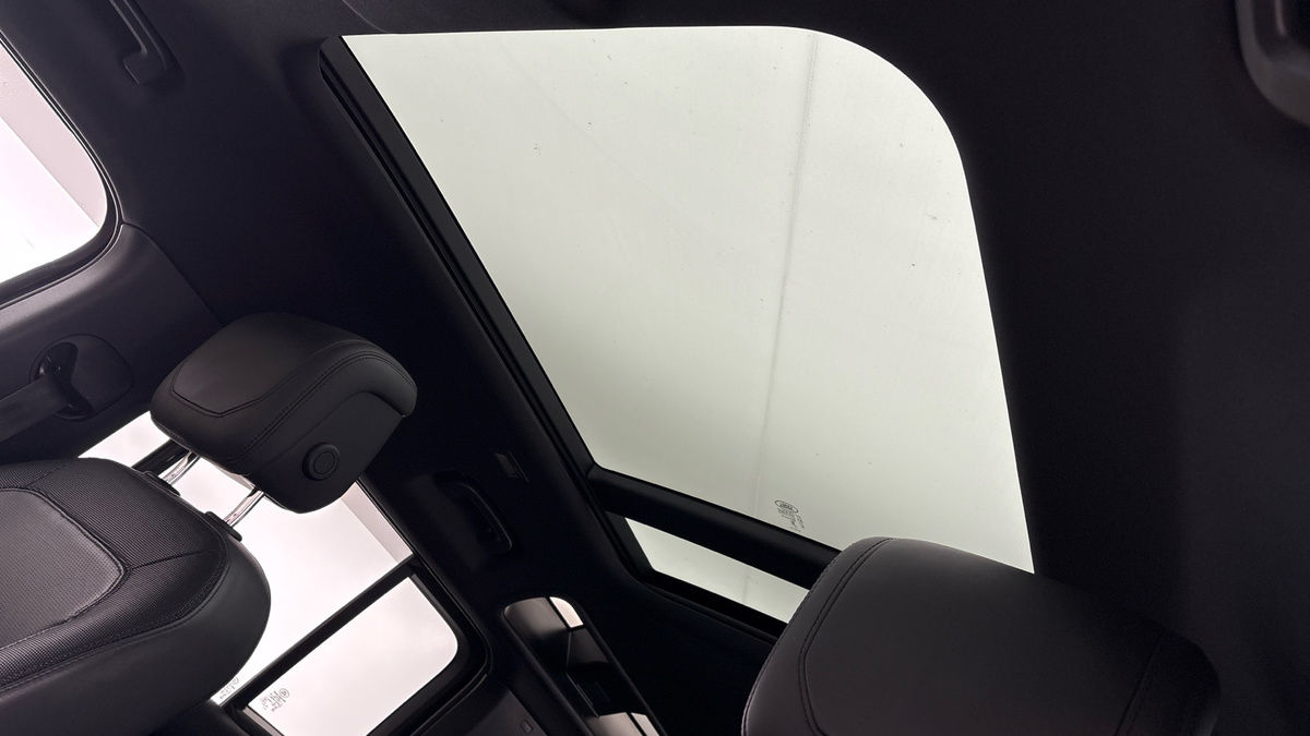 Land Rover Defender 110 Image 6