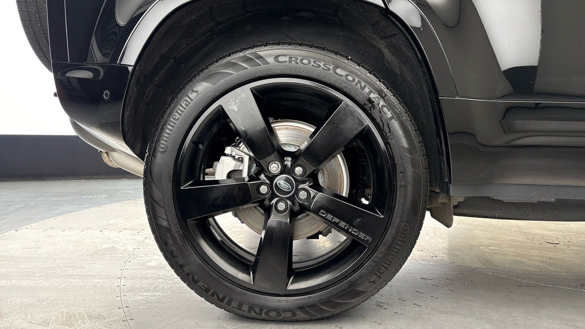 Land Rover Defender 110 Image 10