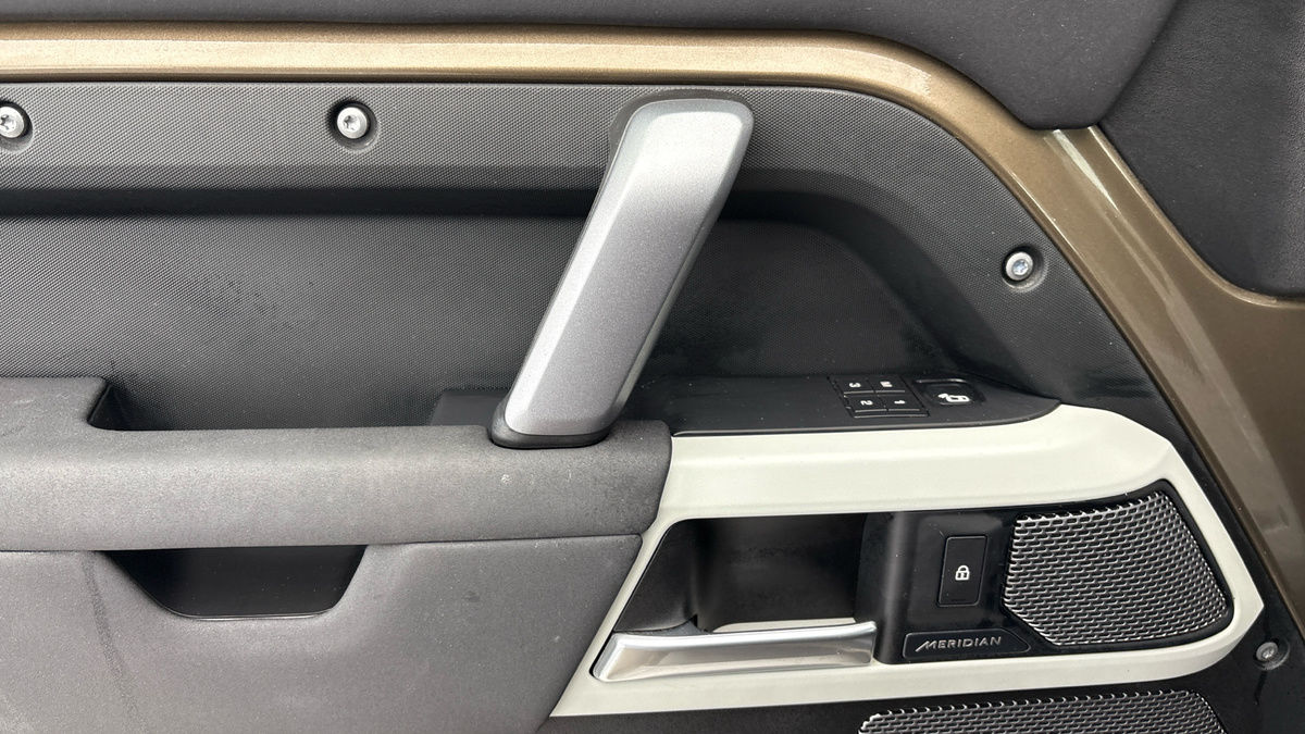 Land Rover Defender 110 Image 19