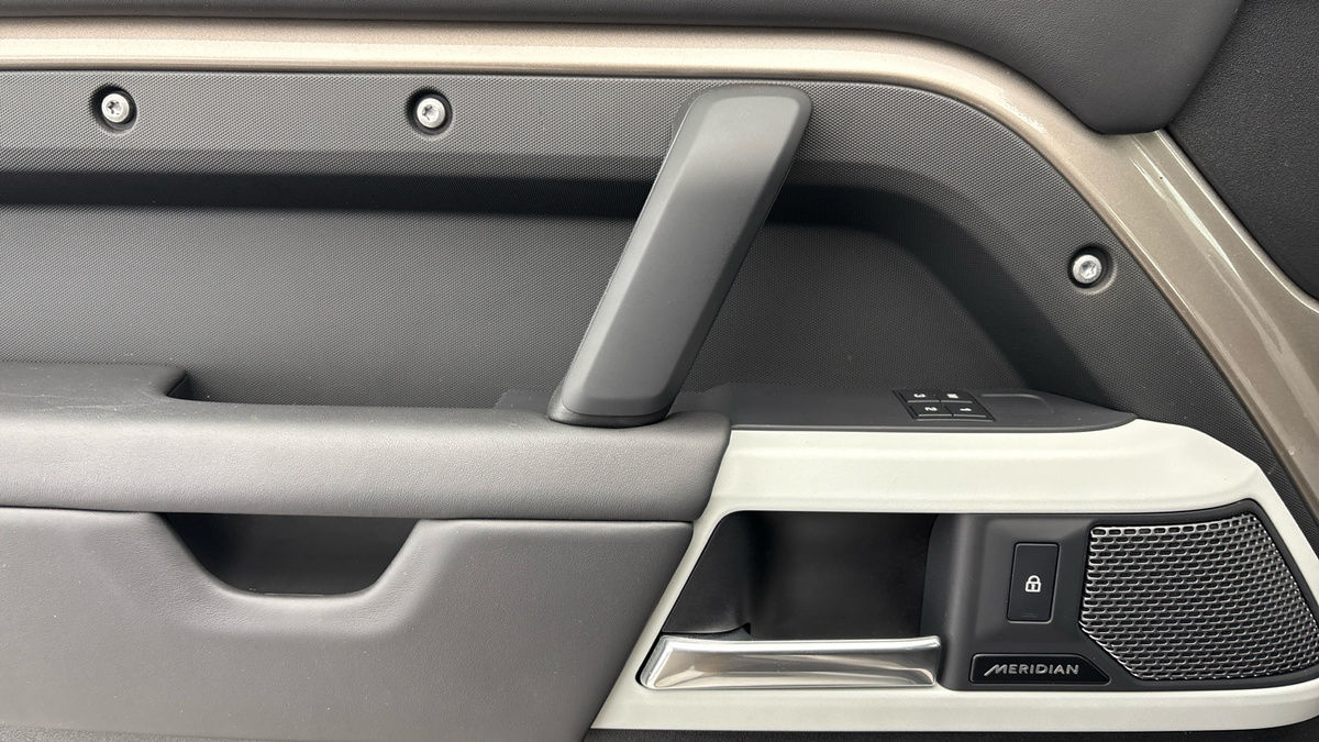 Land Rover Defender 110 Image 19