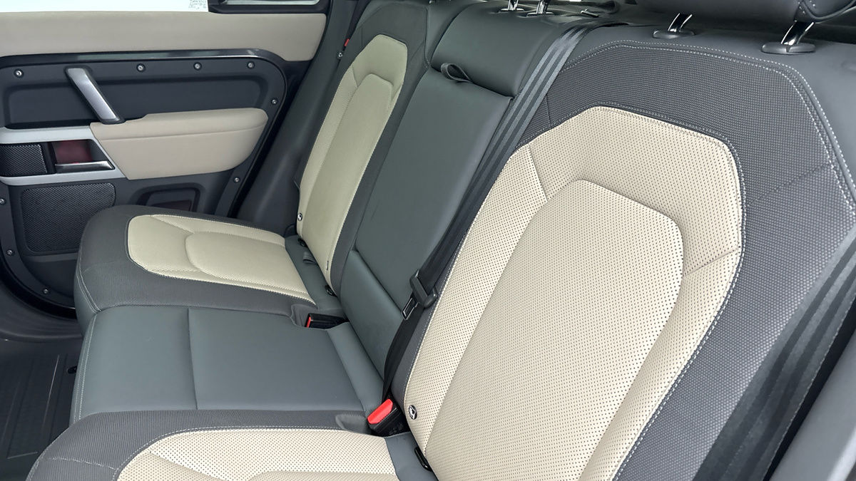 Land Rover Defender 110 Image 8