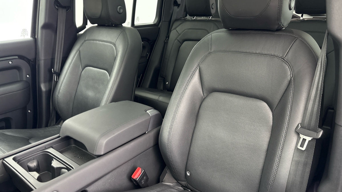 Land Rover Defender 110 Image 7