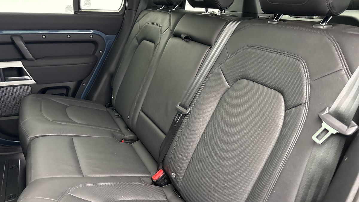 Land Rover Defender 110 Image 8