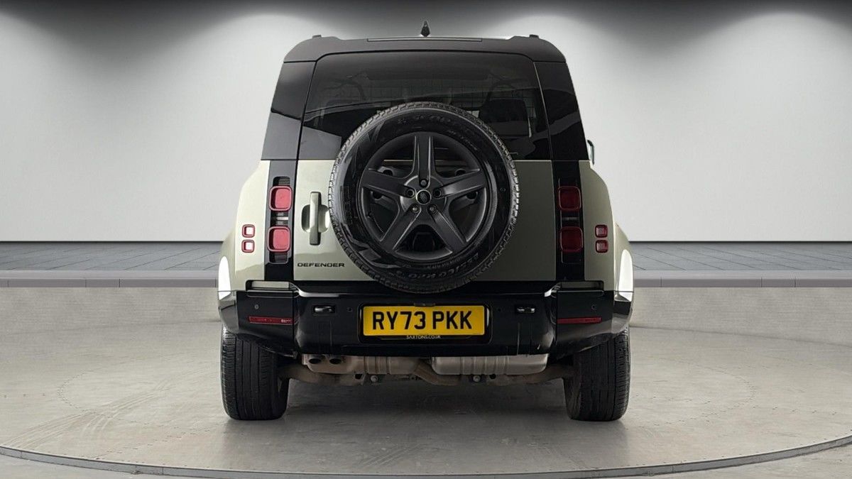 Land Rover Defender 110 Image 4
