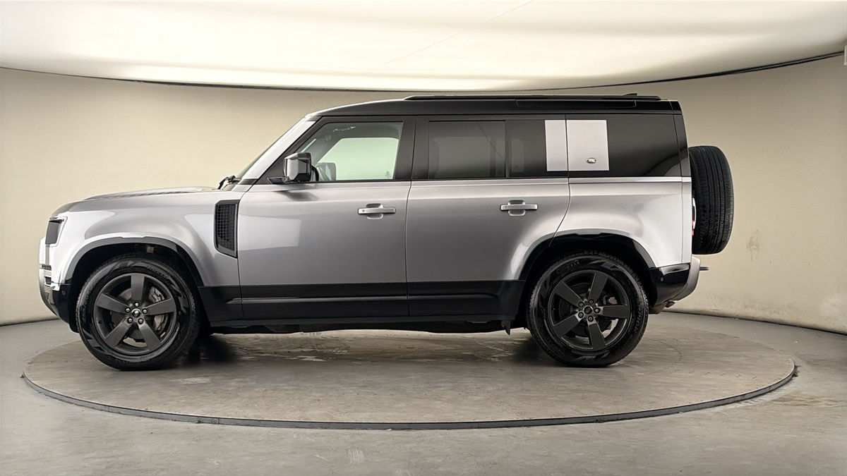 Land Rover Defender 110 Image 15