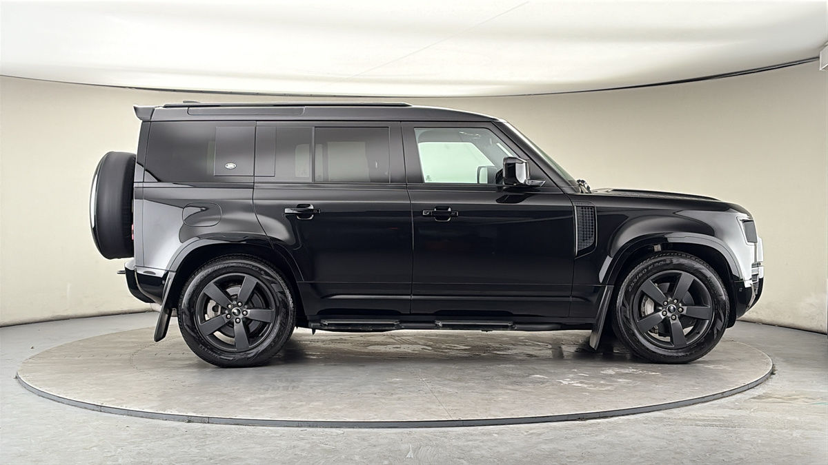 Land Rover Defender 110 Image 16