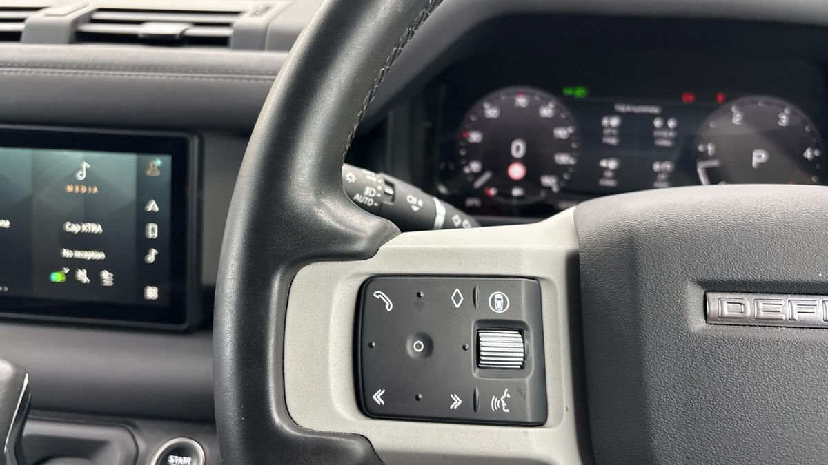 Land Rover Defender 110 Image 13