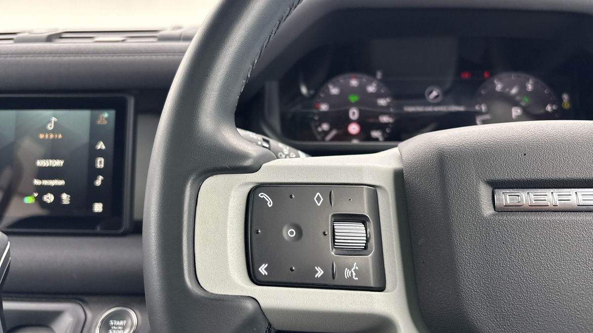 Land Rover Defender 110 Image 13