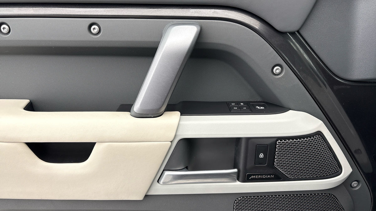 Land Rover Defender 90 Image 19