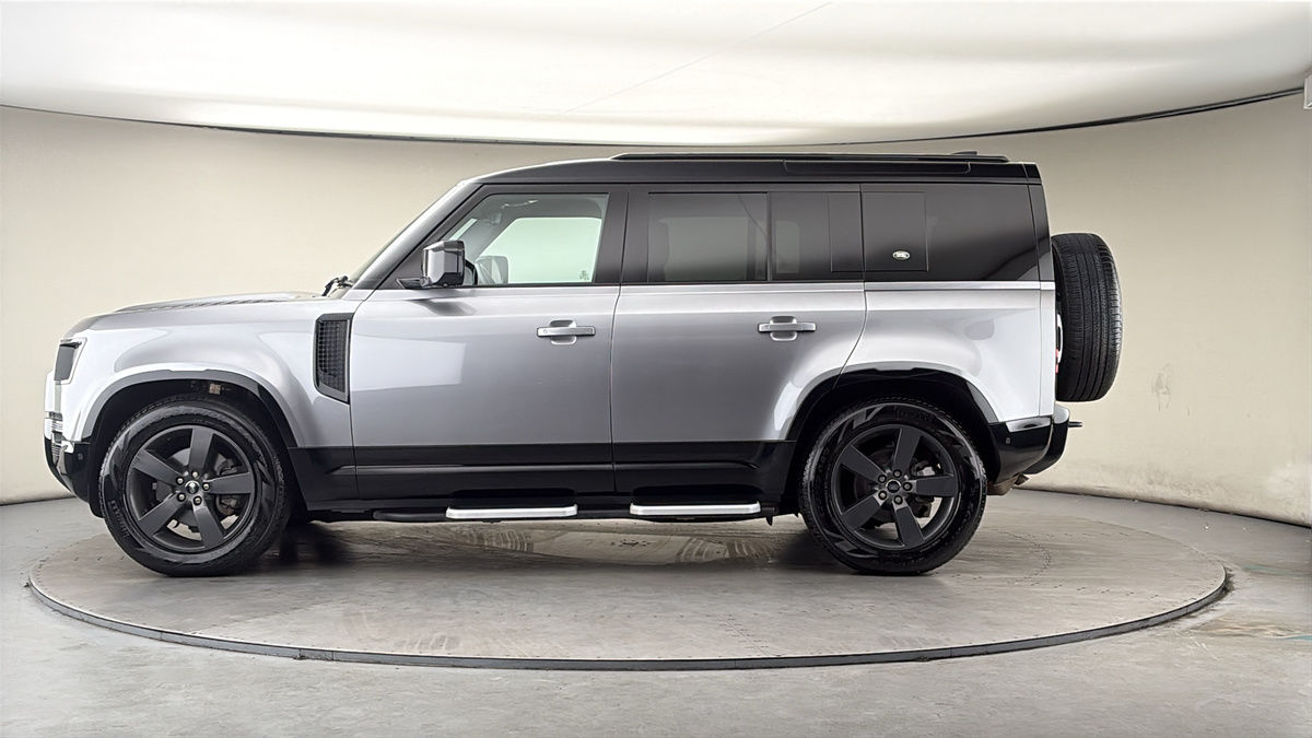 Land Rover Defender 110 Image 15