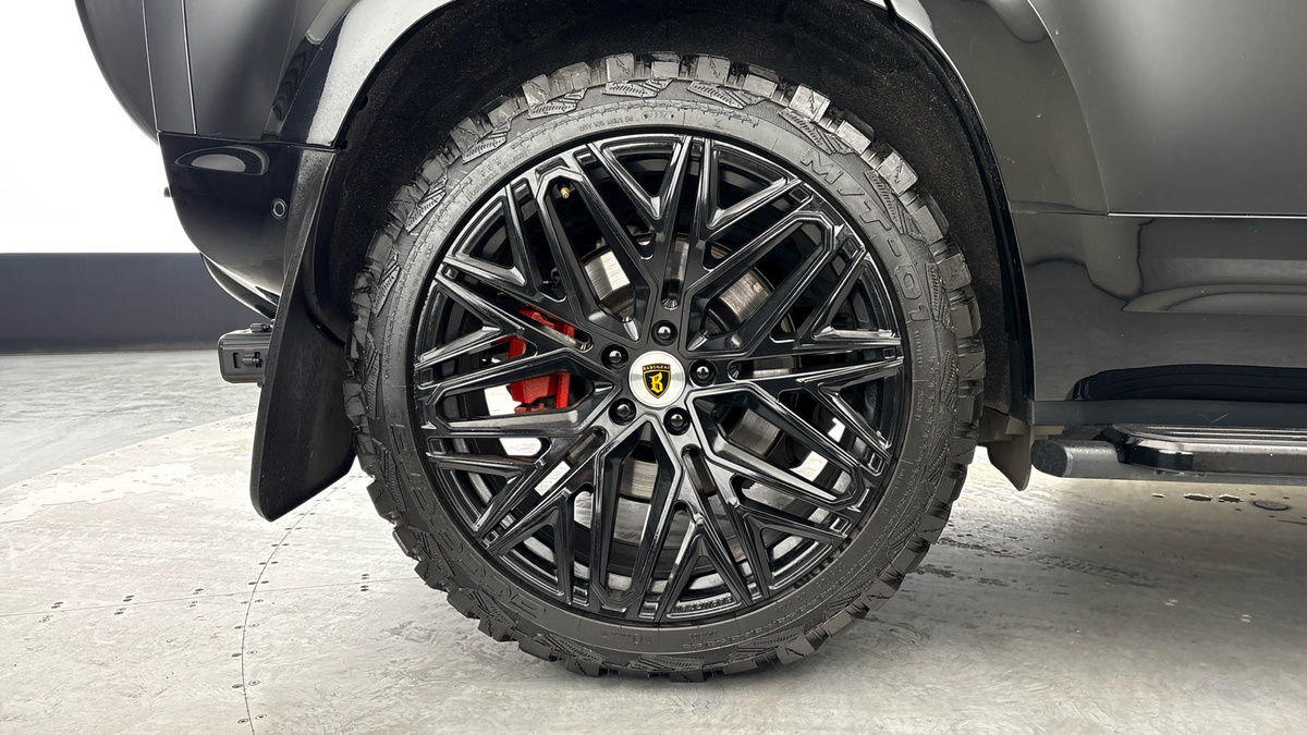 Land Rover Defender 110 Image 10