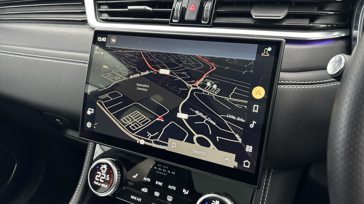 Jaguar F-PACE Image 17