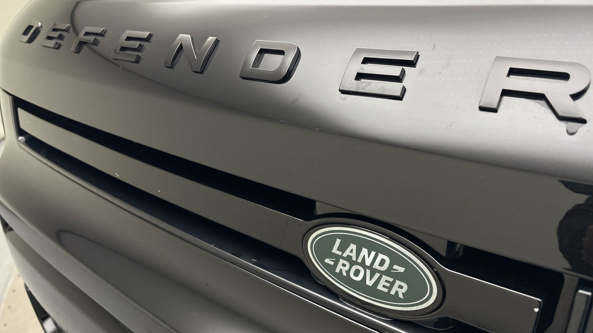 Land Rover Defender 110 Image 24