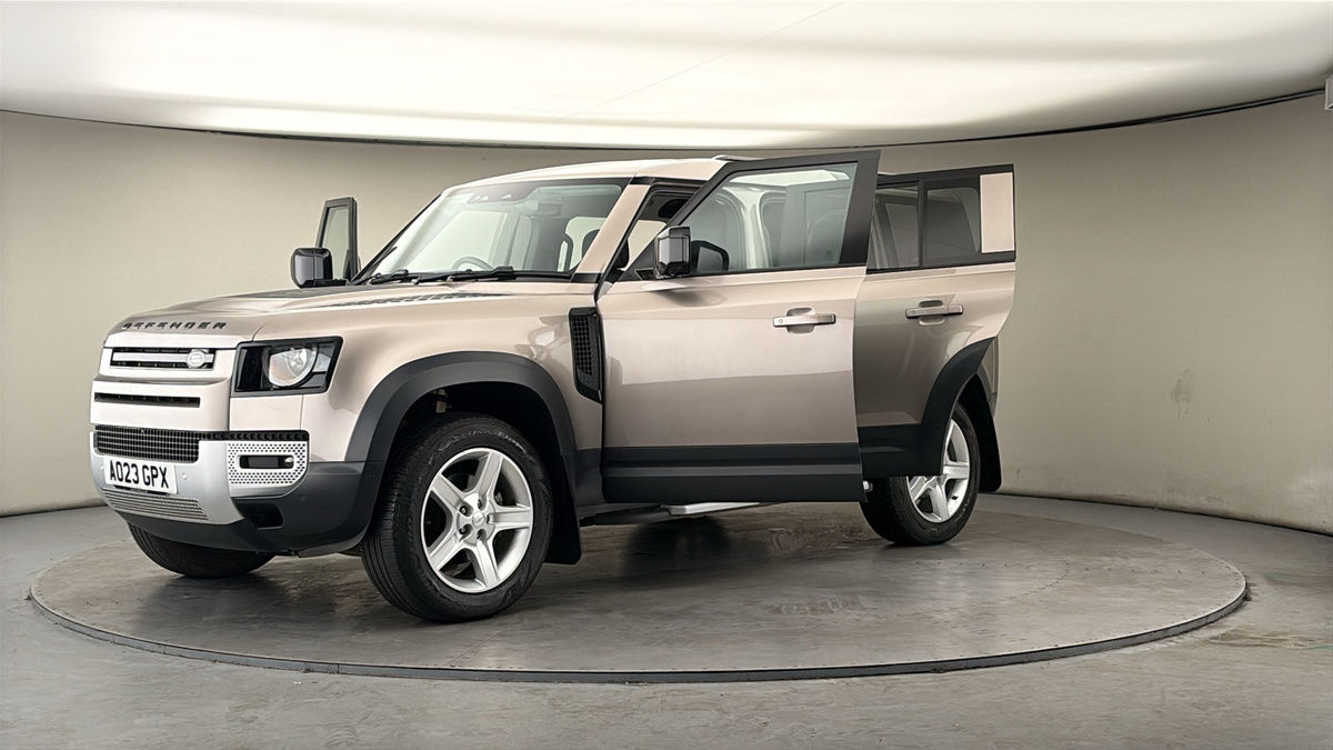 Land Rover Defender 110 Image 22